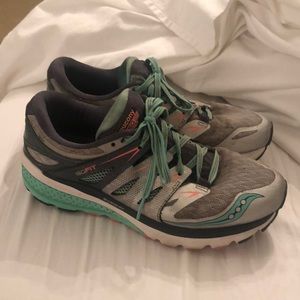 Saucony tennis shoes